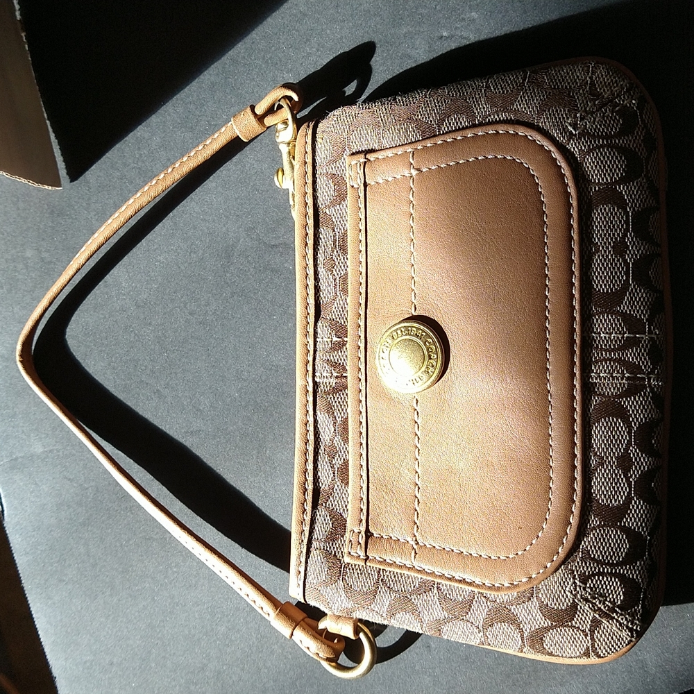 VGUC. Coach Signature C wristlet.